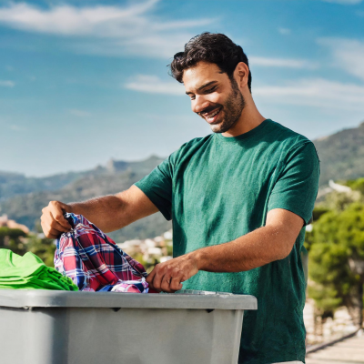 Persona_reciclando_ropa